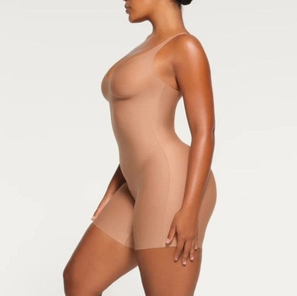 NWT SKIMS Body Unlined Plunge Mid Thigh Bodysuit - Picture 2 of 8